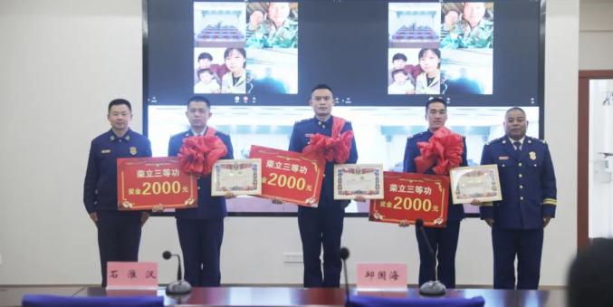 新春走基层 | 线下线上联动送喜报 暖心暖情荣誉进家门