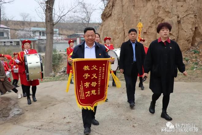 鸠山镇这个村开展“为好媳妇娘家送荣誉锦旗”活动