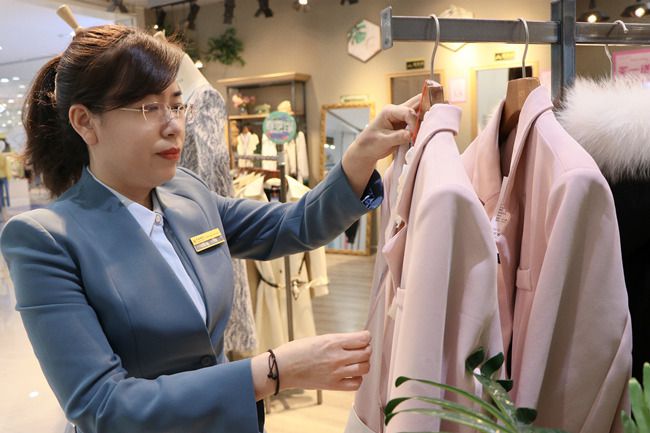 平原德百广场总经理王红霞荣获“山东省女职工建功立业标兵”荣誉称号