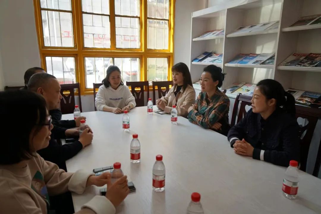 “强国复兴有我 致敬最美巾帼奋斗者”——雅安市妇联开展送荣誉到基层活动