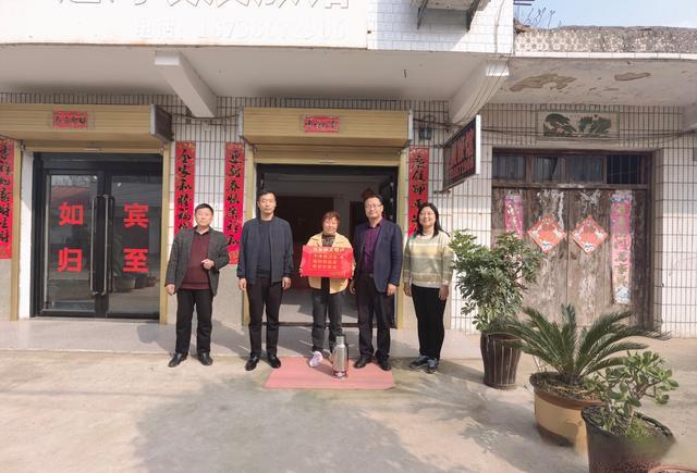 方集镇：敲锣打鼓送表彰 荣誉不再“静悄悄”