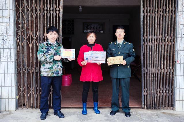 入户送光荣牌 增强参军入伍荣誉感