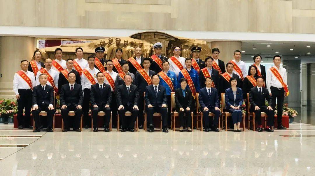 今天，我们用荣誉向“五一”献礼！ 