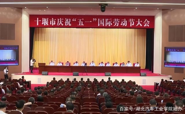 有缘！获重磅荣誉称号，湖北两位“劳模”同台领奖，还是同校校友