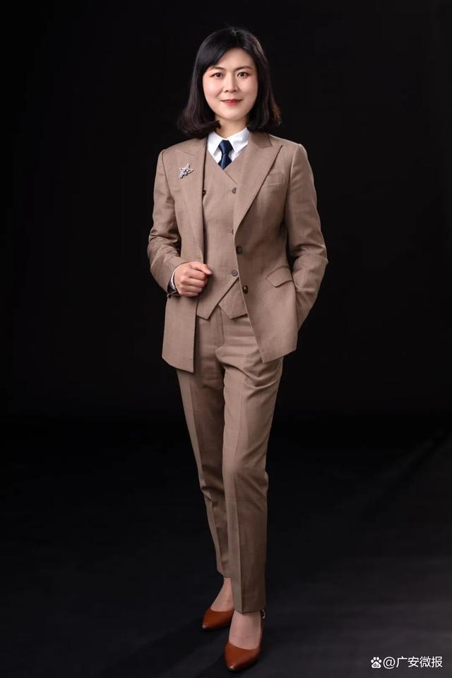 陈素芳荣获广安市首届“十佳律师”称号