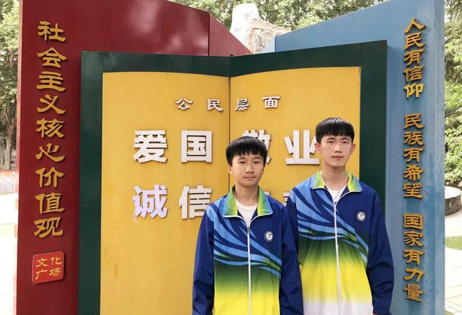 洛阳市东升第二中学机器人社团在世界机器人大赛决赛中斩获一等奖