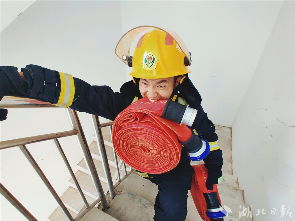 湖北消防16年“老兵”席建春获“新时代青年标兵”称号