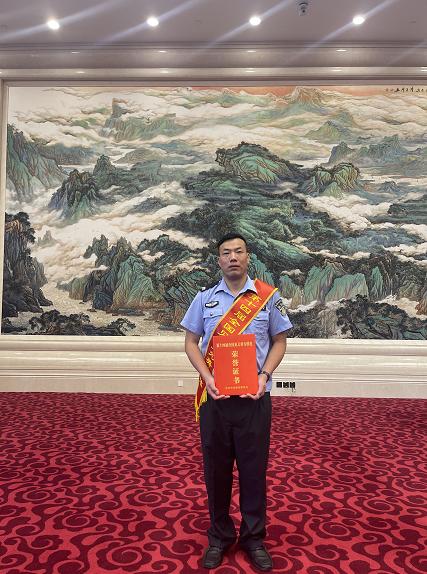 致敬！三名辅警荣获“全国见义勇为英雄”称号