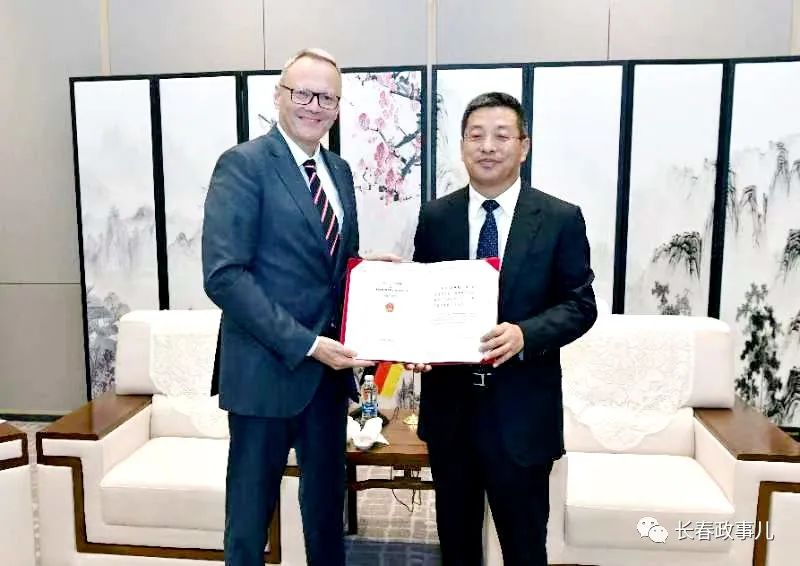 市政府授予冯思翰“长春市荣誉市民”称号