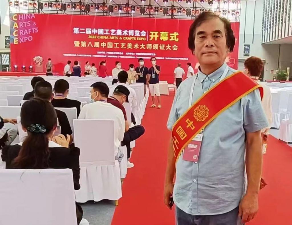 铁板浮雕艺术家郭海博荣获“中国工艺美术大师”称号