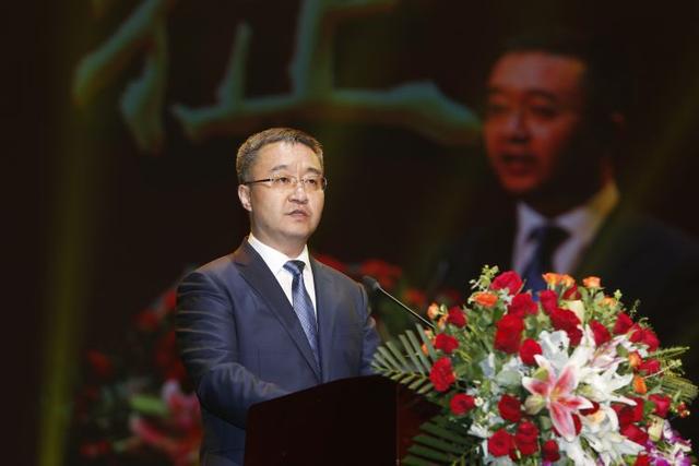 礼赞榜样 筑梦齐银 齐商银行荣誉称号颁奖活动举行