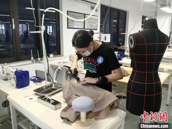 第二届全国技能大赛上海市选拔赛开赛 参赛选手呈年轻化、高学历等特点