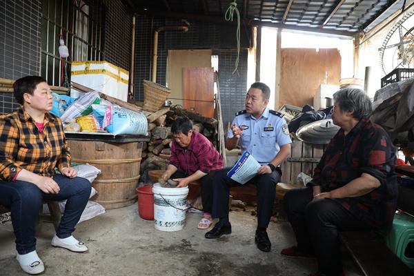 重庆公安民警余俊被授予全国“人民满意的公务员”称号