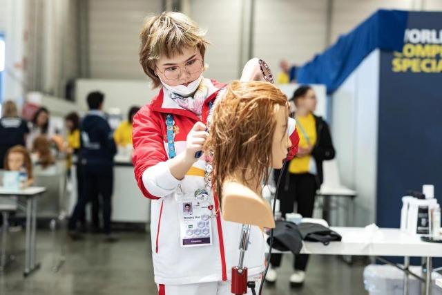 一路“斩将突围”！杭州“女将”喜摘世界技能大赛美发银牌