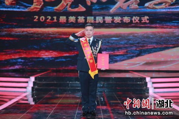 襄阳民警邱军荣获“第十七届全国职工职业道德建设标兵个人”称号