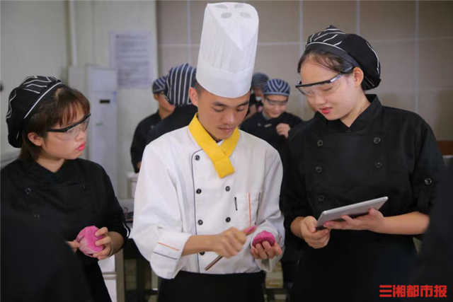 优秀！长沙青年教师刘文保获评“爱岗敬业好青年”荣誉称号