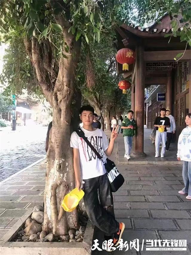 习水职校学生程飞获“第七届贵州省见义勇为模范（群体）”称号