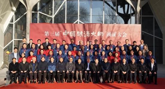 洋河股份钟雨、周新虎荣获“中国酿酒大师”称号！