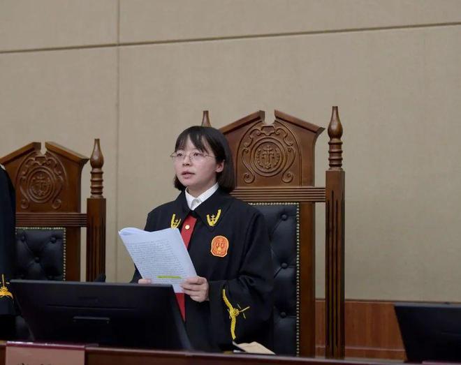 她，荣获重庆市三八红旗手称号！