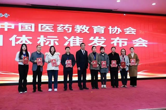 长医附属和平医院申徐良教授参编中国首部《微移植技术指南》并获“团标制定先进个人”称号