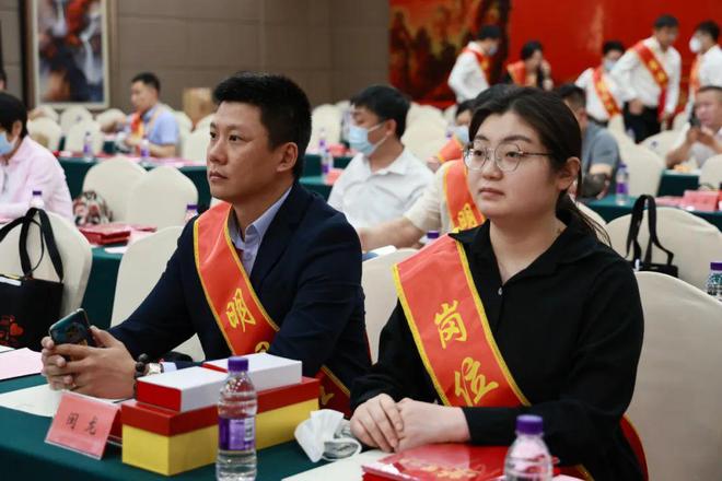 闽龙工会职工荣获“岗位能手”和“明星班组”荣誉称号