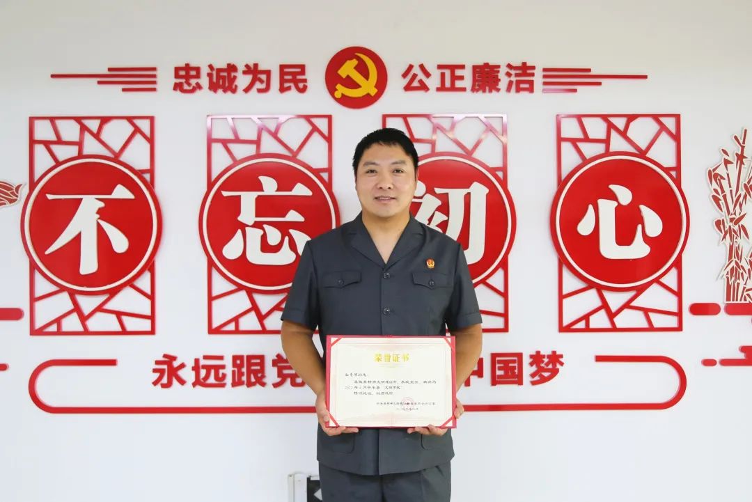 中牟县人民法院干警被授予中牟县“文明市民”“文明家庭” 称号