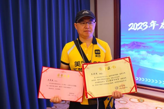 杭州外卖小哥又救回一条命，平台授予“先锋骑手”称号和现金奖励