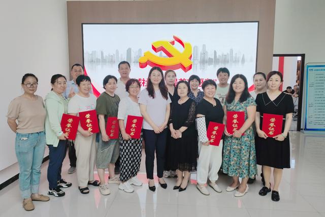 德州长河街道绿城社区为优秀志愿者颁发荣誉证书