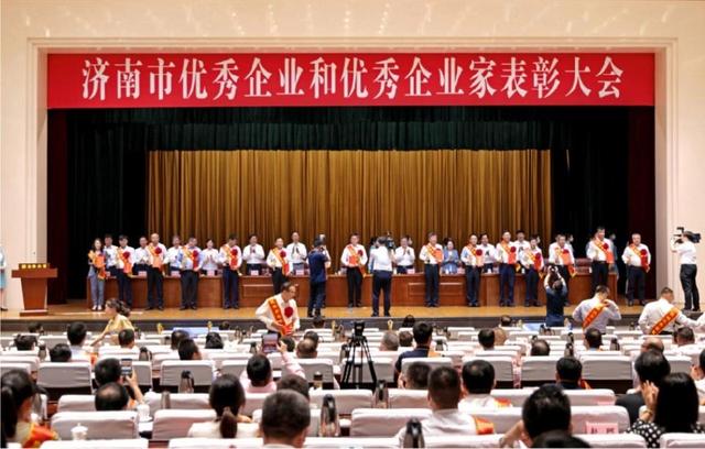 福胶集团党委书记、董事长杨福安荣膺“泉城杰出企业家”荣誉称号