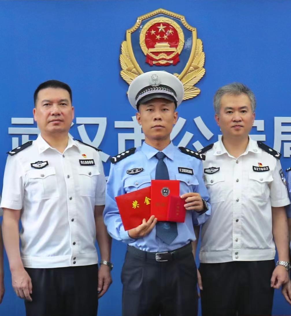 送奖上门！跳江救人辅警韩靖荣获二等荣誉奖章