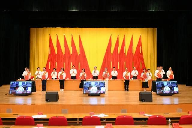 热烈祝贺海南省直机关二园1项课题荣获国家级教学成果二等奖、李琴园长荣获“海南省特级教师”称号