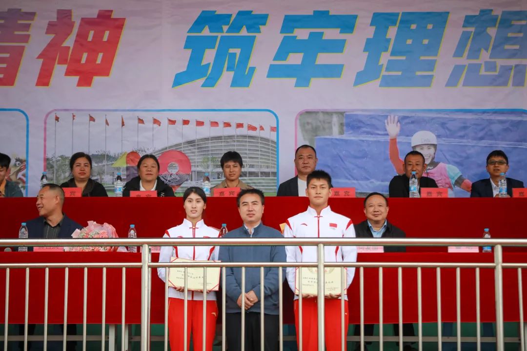 刚刚，毕节授予他们“毕节市旅游形象大使”和“春晖使者”荣誉