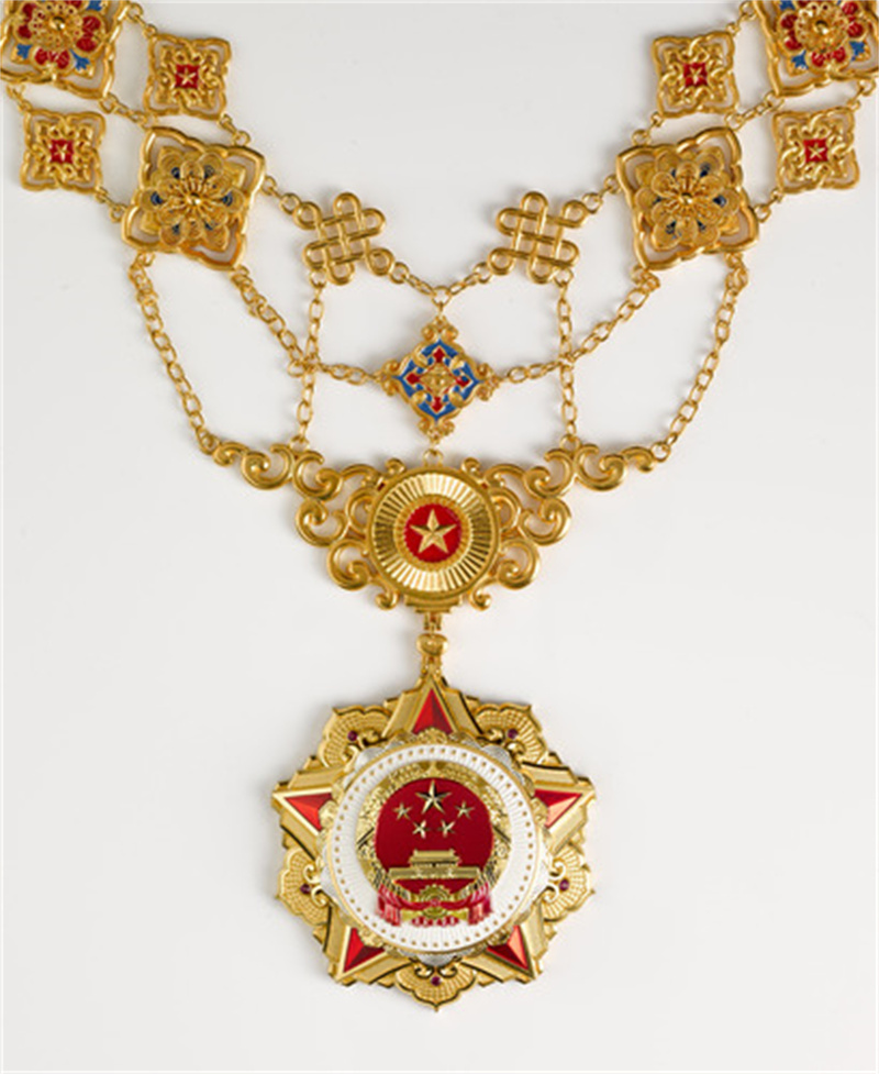 高举英模旗帜，弘扬宪法精神——走近中国特色功勋荣誉表彰制度