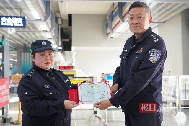 女辅警100余次护送患病婆婆乘地铁就医，武汉市公安局授予其二等荣誉奖章