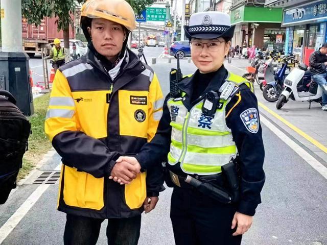 外卖小哥刘军见义勇被公司授予“先锋骑手”荣誉称号