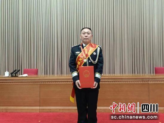 攀西监狱民警刘青松获省“人民满意的公务员”称号