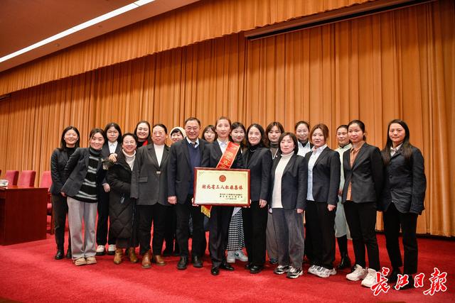 荣获“湖北省三八红旗集体”荣誉称号，这个团队点亮“书香童年”