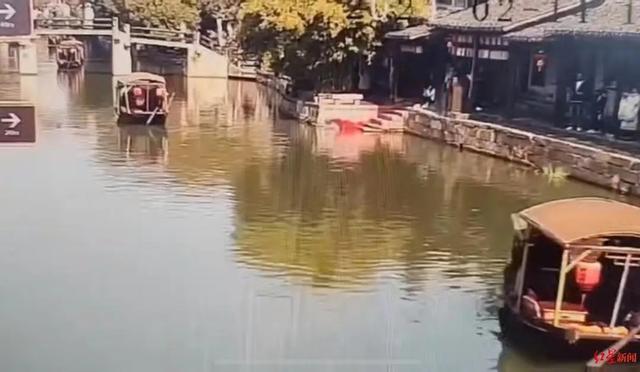 成都少年浙江救人 警察跋涉千里送来荣誉证书