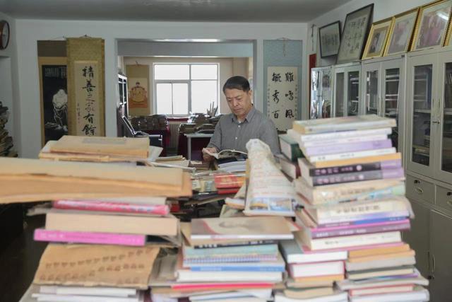 沈阳资深历史文献收藏家40年回望 荣誉证书和捐赠证书将是唯一“传家宝”