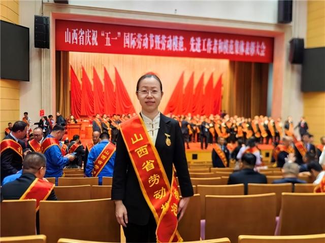 山西爱尔眼科专家王艳华以医术铸就光明，获山西省劳动模范称号