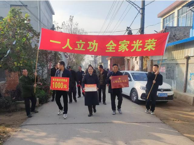 河南新野：喜报送上门 荣誉暖人心