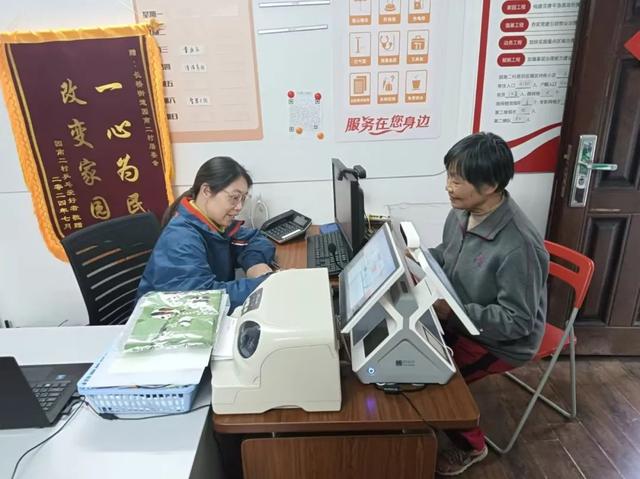 将温暖融入细节中，她荣获市金牌养老顾问称号