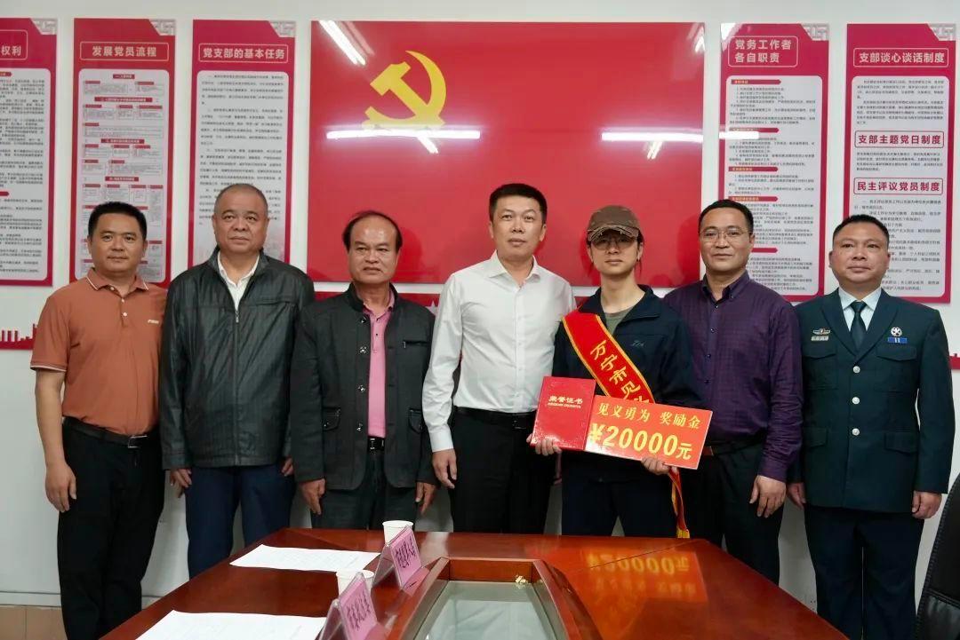 海南万宁海边救人“白衣小哥”获荣誉表彰并奖励2万元