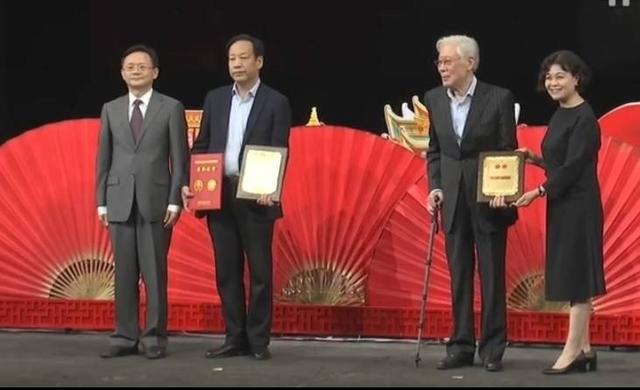 第十七届中国戏剧节 魏明伦焦晃获“中国文联终身成就戏剧家”荣誉称号