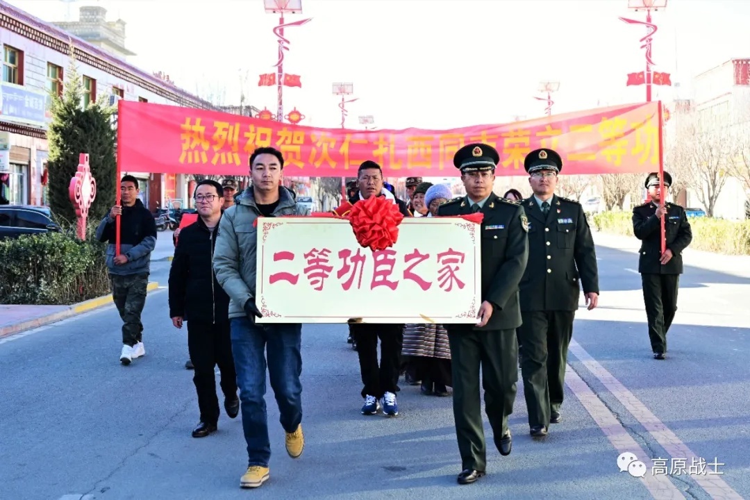 荣誉不再“静悄悄”！立功战士家门口，秒变“追星现场”